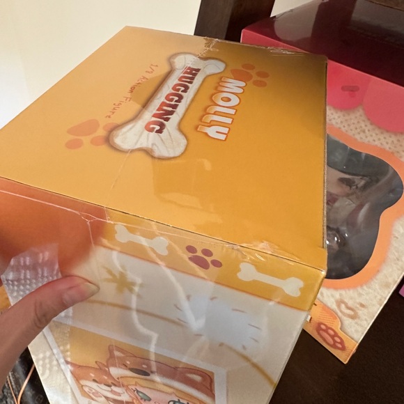 Pop Mart MOLLY Hugging 1/8 Action Figure authentic new - Picture 6 of 6